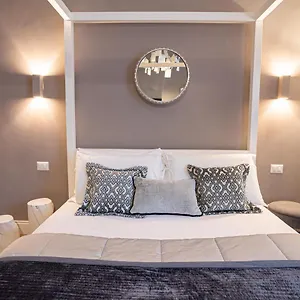 cardilli-luxury-rooms.it-romehotels.com/